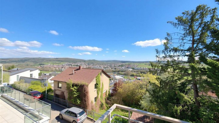 Rückzugsort über den Dächern – Gemütliche 3,5 Zimmer mit Balkon (Niefern-Vorort)