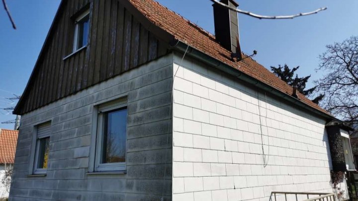 Kleines Haus auf großem Grundstück