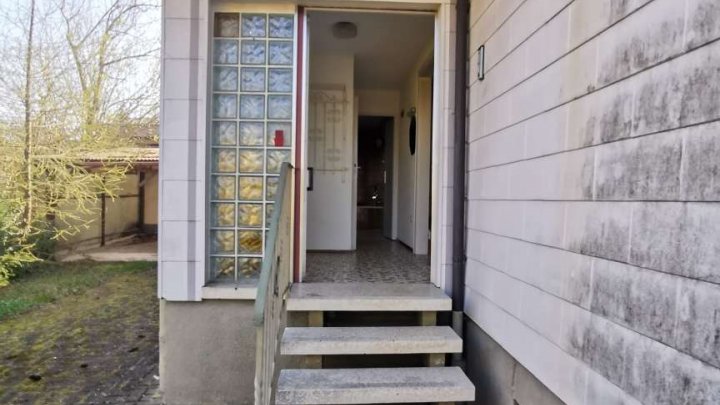 Kleines Haus auf großem Grundstück