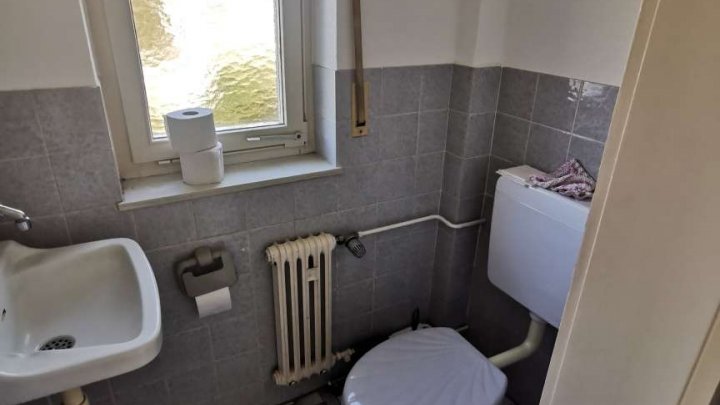 Kleines Haus auf großem Grundstück