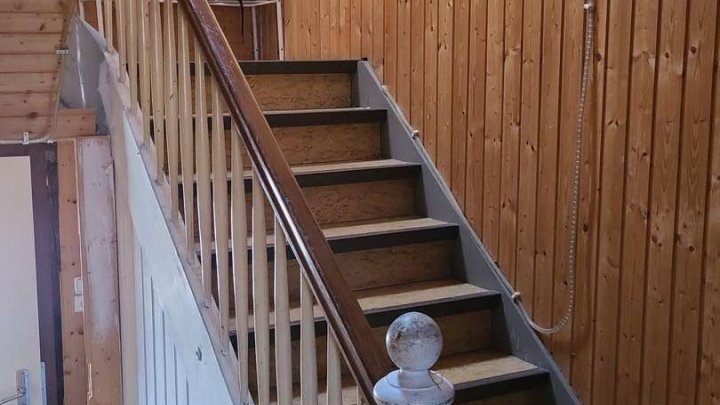 Sanierungsbedürftige Doppelhaushälfte mit Schuppen
