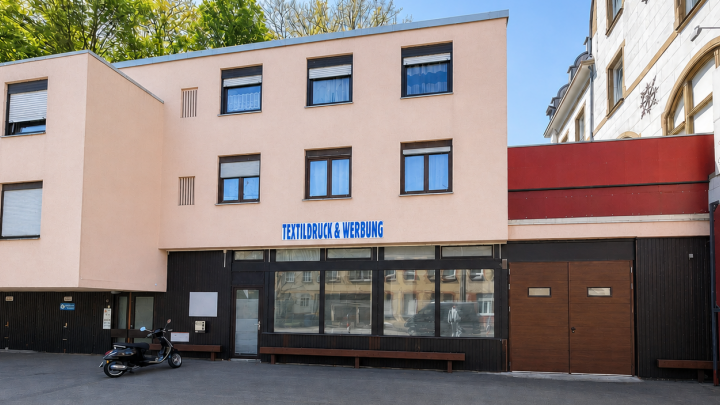 Gewerbe oder Wohnen – 119 m² EG, 8 Parkplätze, bis 8 % Rendite im Sanierungsgebiet
