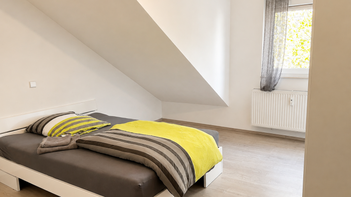 Modernes Wohnen unterm Dach – 4-Zimmer-Wohnung mit Balkon für Paare oder Familien