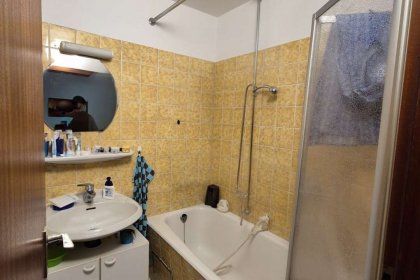 Bad mit Wanne und WC