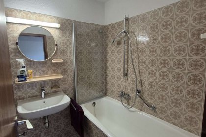 OG: Bad mit Wanne und WC