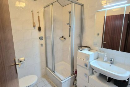 Bad mit Dusche und WC