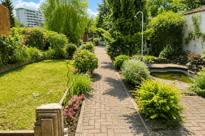 Garten mit anschließendem Neubaugebiet