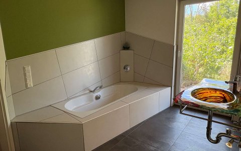 Badezimmer mit Dusche u. Wanne