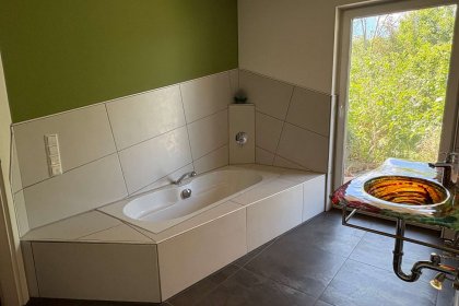 Badezimmer mit Dusche u. Wanne