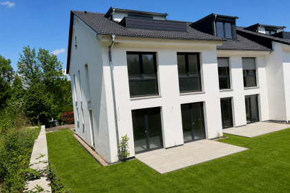 Gartenansicht KI Rollrasen