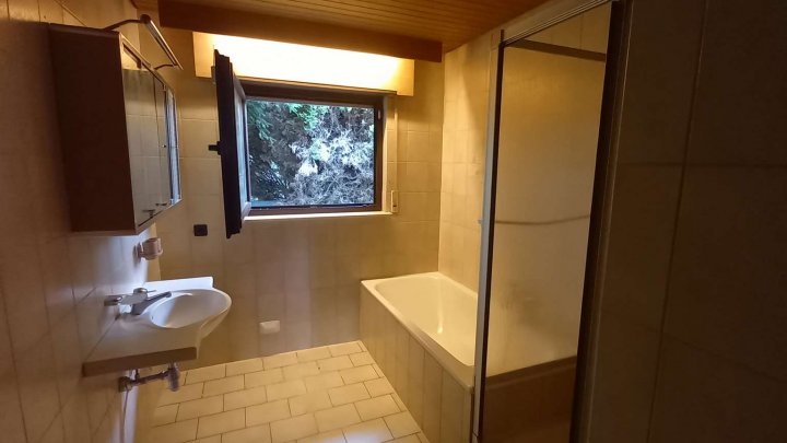 *Sanierungsbedürftiges Einfamilienwohnhaus mit großem Garten zu verkaufen*