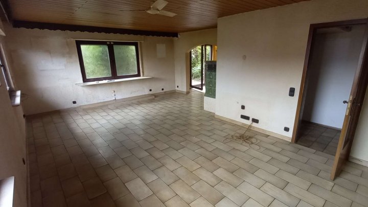 *Sanierungsbedürftiges Einfamilienwohnhaus mit großem Garten zu verkaufen*