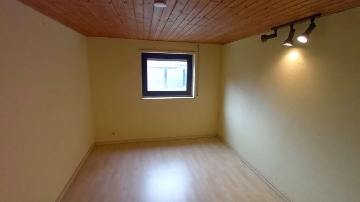 *Sanierungsbedürftiges Einfamilienwohnhaus mit großem Garten zu verkaufen*