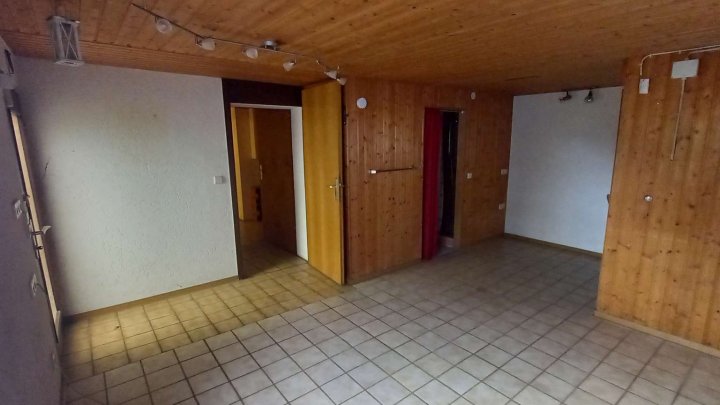 *Sanierungsbedürftiges Einfamilienwohnhaus mit großem Garten zu verkaufen*