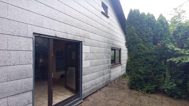*Sanierungsbedürftiges Einfamilienwohnhaus mit großem Garten zu verkaufen*