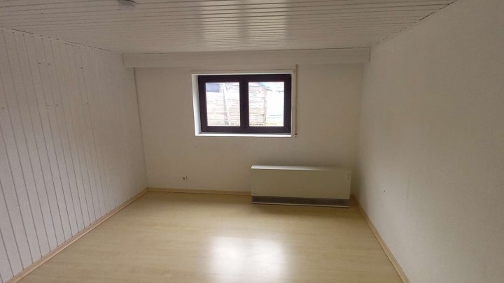*Sanierungsbedürftiges Einfamilienwohnhaus mit großem Garten zu verkaufen*