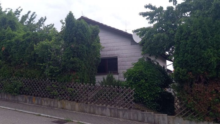 *Sanierungsbedürftiges Einfamilienwohnhaus mit großem Garten zu verkaufen*