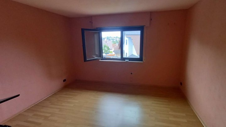 *Sanierungsbedürftiges Einfamilienwohnhaus mit großem Garten zu verkaufen*