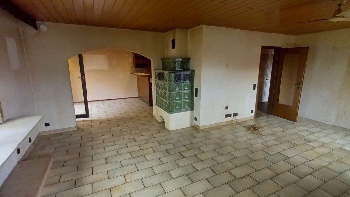 *Sanierungsbedürftiges Einfamilienwohnhaus mit großem Garten zu verkaufen*