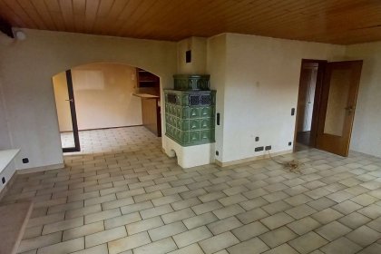 Wohnzimmer mit Kachelofen EG