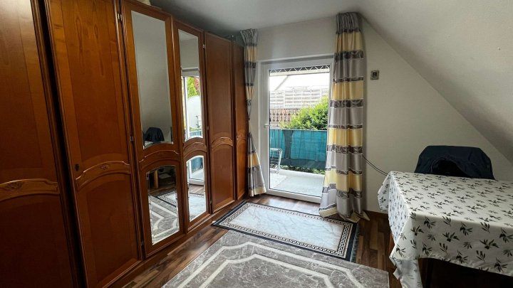*Gepflegtes Haus mit 3 Wohnungen, Balkon, Terrasse &Garage zu verkaufen*