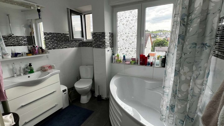 *Gepflegtes Haus mit 3 Wohnungen, Balkon, Terrasse &Garage zu verkaufen*
