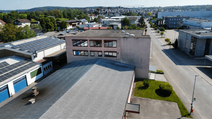 Attraktive Gewerbeimmobilie mit Büro-, Produktions- und Hallenflächen in Königsbach-Stein