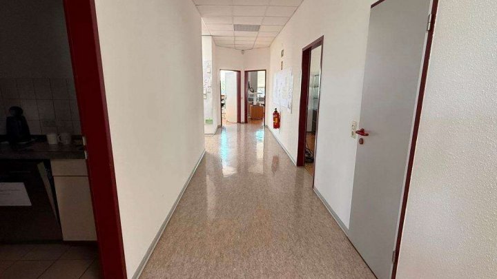 Attraktive Gewerbeimmobilie mit Büro-, Produktions- und Hallenflächen in Königsbach-Stein