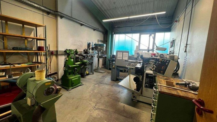 Attraktive Gewerbeimmobilie mit Büro-, Produktions- und Hallenflächen in Königsbach-Stein