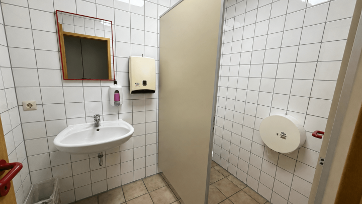 Attraktive Gewerbeimmobilie mit Büro-, Produktions- und Hallenflächen in Königsbach-Stein