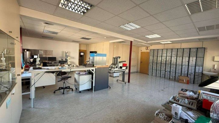 Attraktive Gewerbeimmobilie mit Büro-, Produktions- und Hallenflächen in Königsbach-Stein