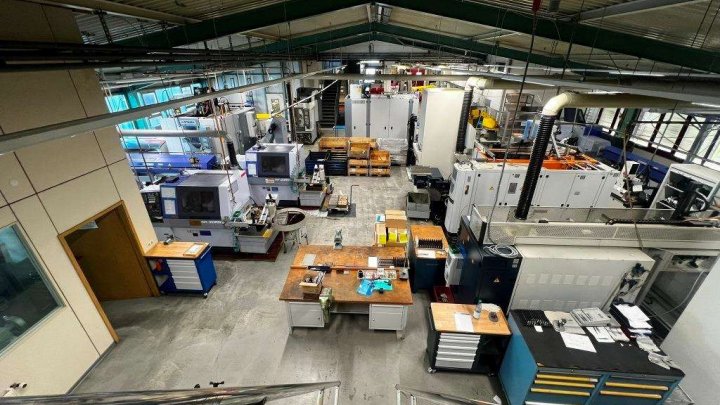 Attraktive Gewerbeimmobilie mit Büro-, Produktions- und Hallenflächen in Königsbach-Stein