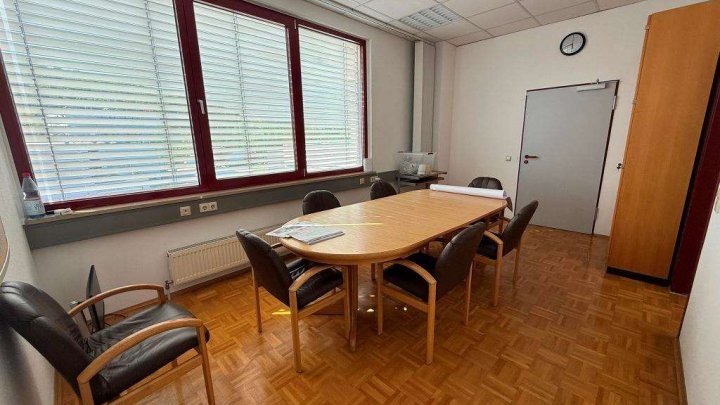 Attraktive Gewerbeimmobilie mit Büro-, Produktions- und Hallenflächen in Königsbach-Stein