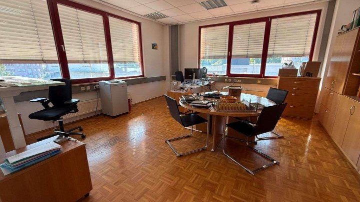 Attraktive Gewerbeimmobilie mit Büro-, Produktions- und Hallenflächen in Königsbach-Stein