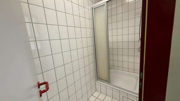 Attraktive Gewerbeimmobilie mit Büro-, Produktions- und Hallenflächen in Königsbach-Stein