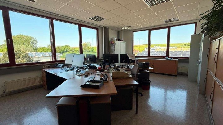 Attraktive Gewerbeimmobilie mit Büro-, Produktions- und Hallenflächen in Königsbach-Stein