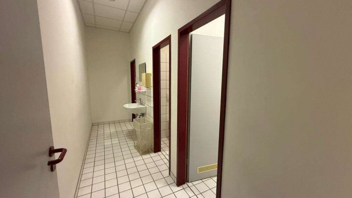 Attraktive Gewerbeimmobilie mit Büro-, Produktions- und Hallenflächen in Königsbach-Stein