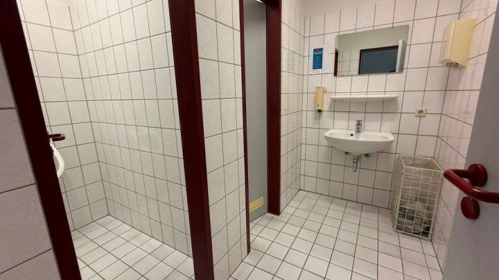 Attraktive Gewerbeimmobilie mit Büro-, Produktions- und Hallenflächen in Königsbach-Stein