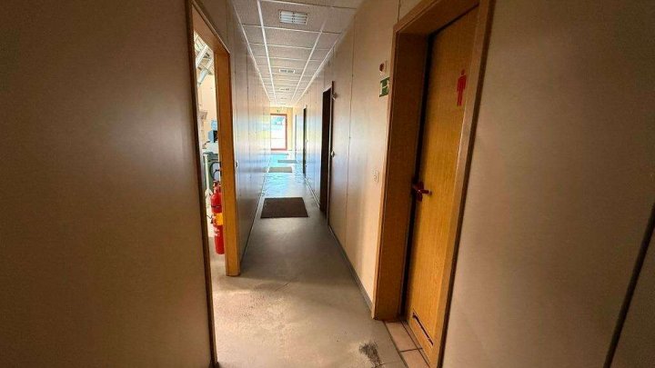 Attraktive Gewerbeimmobilie mit Büro-, Produktions- und Hallenflächen in Königsbach-Stein