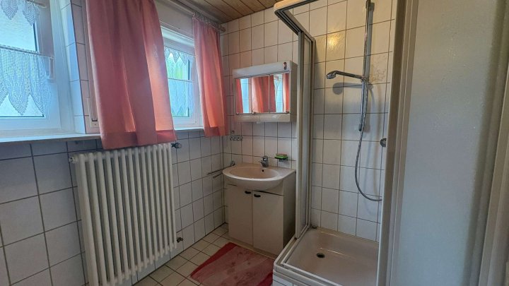 Zwei Wohnungen unter einem Dach – Zweifamilienhaus mit großem Garten