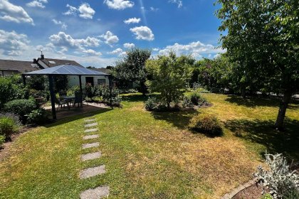 Garten mit Pavillon