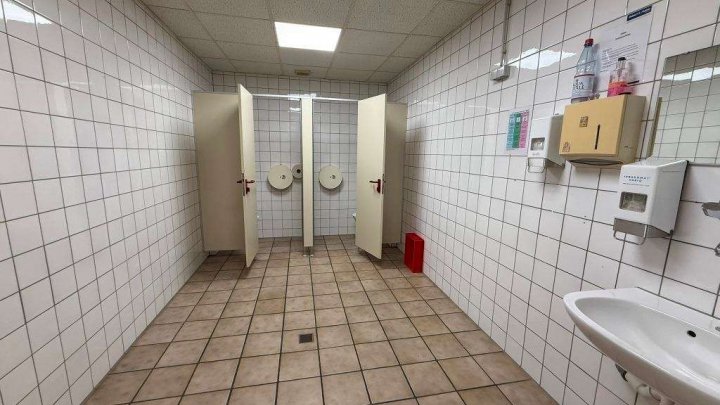 Attraktive Gewerbeimmobilie mit Büro-, Produktions- und Hallenflächen in Königsbach-Stein