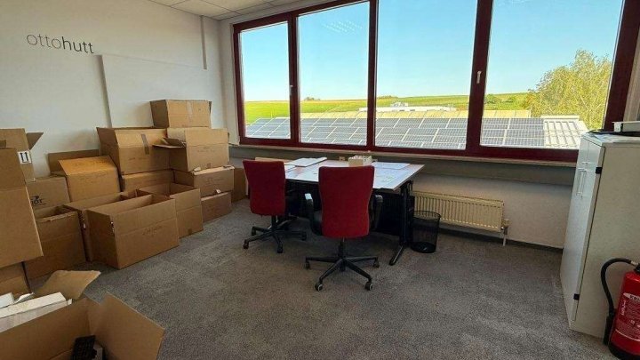 Attraktive Gewerbeimmobilie mit Büro-, Produktions- und Hallenflächen in Königsbach-Stein