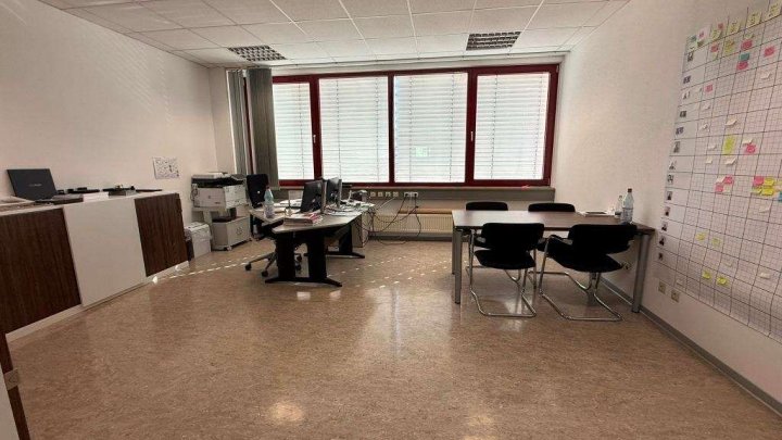 Attraktive Gewerbeimmobilie mit Büro-, Produktions- und Hallenflächen in Königsbach-Stein