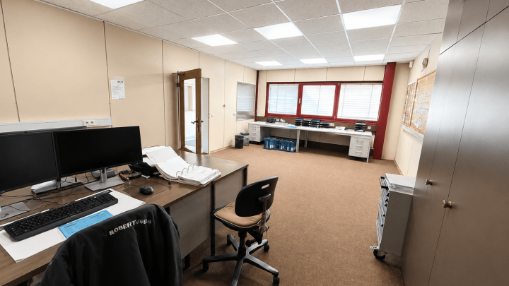 Attraktive Gewerbeimmobilie mit Büro-, Produktions- und Hallenflächen in Königsbach-Stein