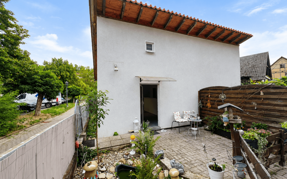Außenansicht mit Terrasse