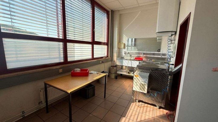 Attraktive Gewerbeimmobilie mit Büro-, Produktions- und Hallenflächen in Königsbach-Stein