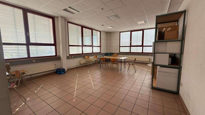 Attraktive Gewerbeimmobilie mit Büro-, Produktions- und Hallenflächen in Königsbach-Stein