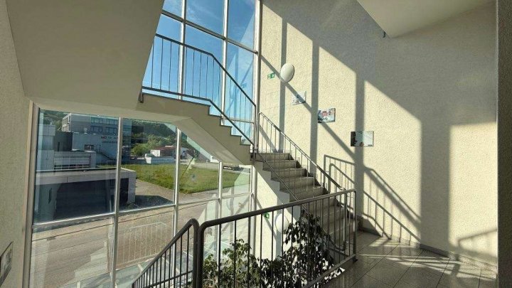 Attraktive Gewerbeimmobilie mit Büro-, Produktions- und Hallenflächen in Königsbach-Stein