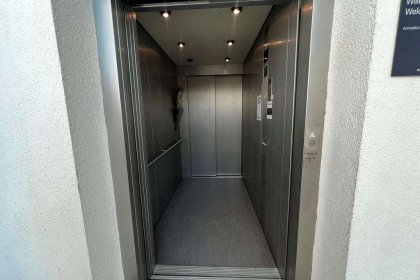 Aufzug Eingangsbereich Büro- & Produktionsgebäude (GR 1)